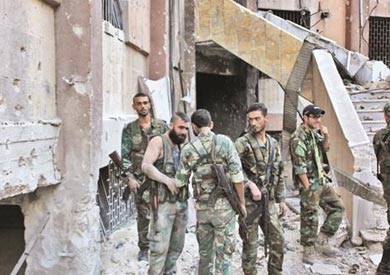 جنود الجيش السوري يتقدمون في حلب بدعم جوي روسي